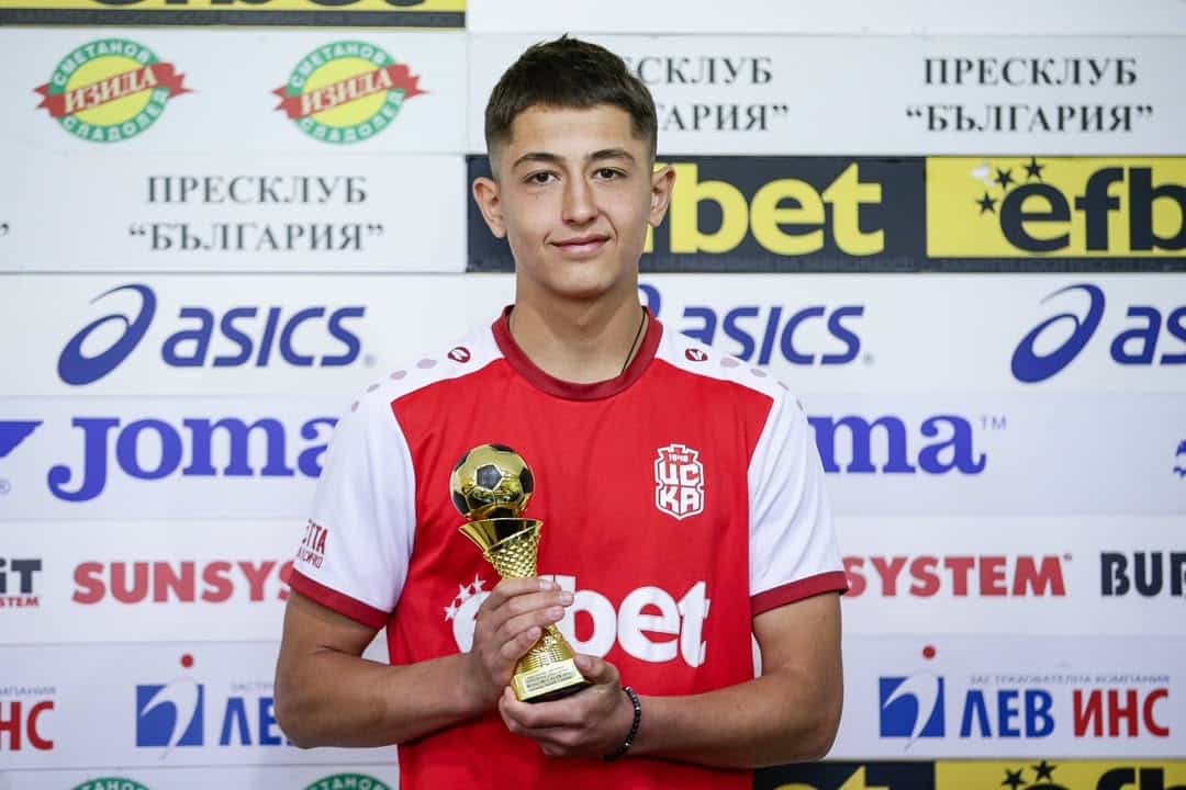 Марто Бойчев с приза за Играч на 9-ия кръг в efbet Лига!
