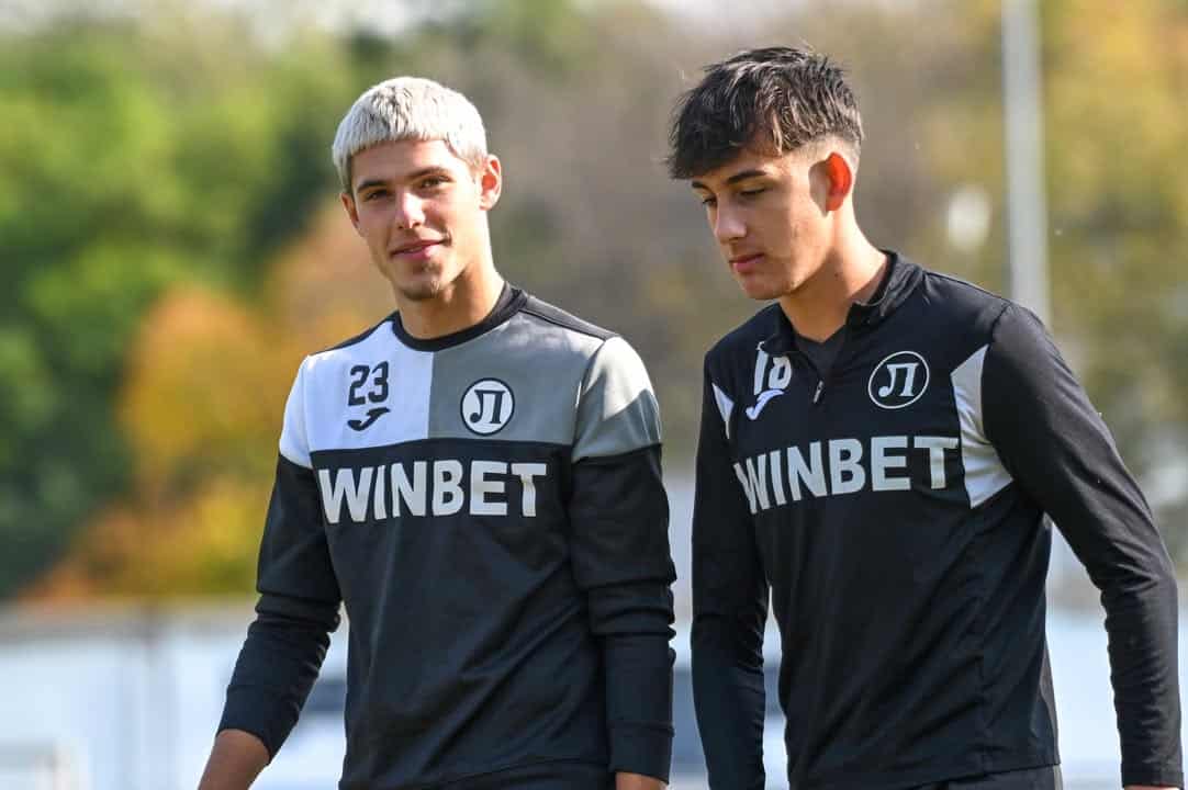 Млади таланти от школата на Локомотив Пловдив се включиха в тренировките на първия отбор