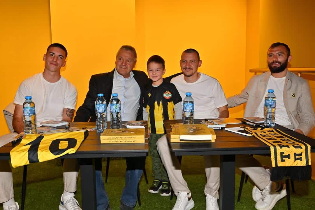 Представяне на автобиографията на Петър Зехтински привлича стотици фенове на Ботев Пловдив