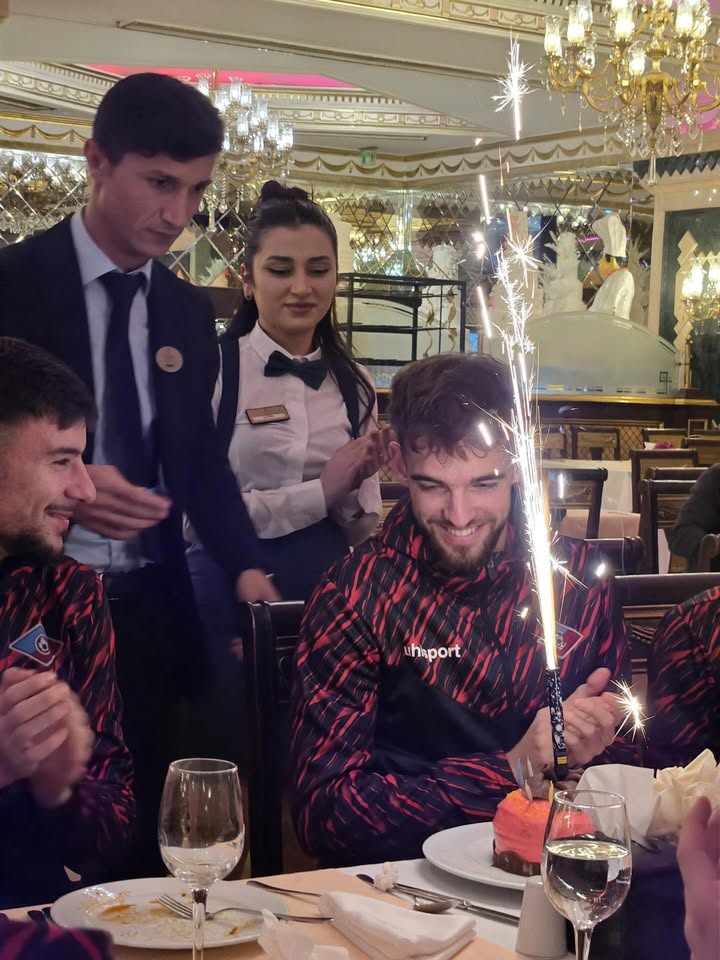 Красиан Колев празнува своя рожден ден в лагера на Септември София!