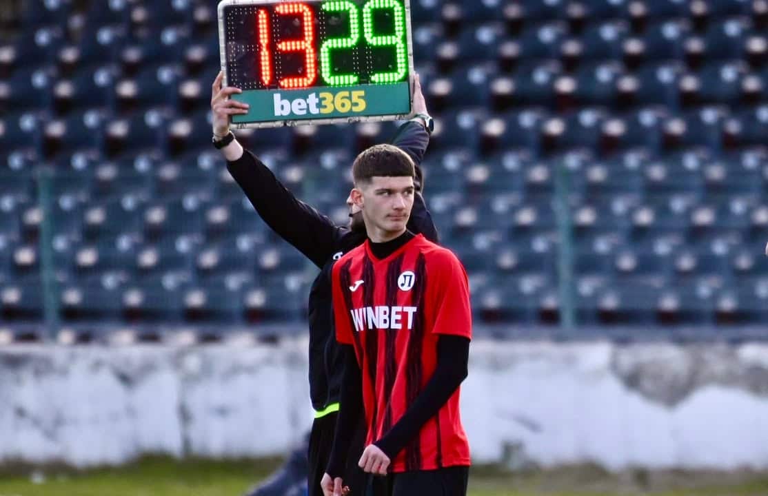 Юношата Денис Кирашки дебютира за Локомотив Пловдив срещу Славия