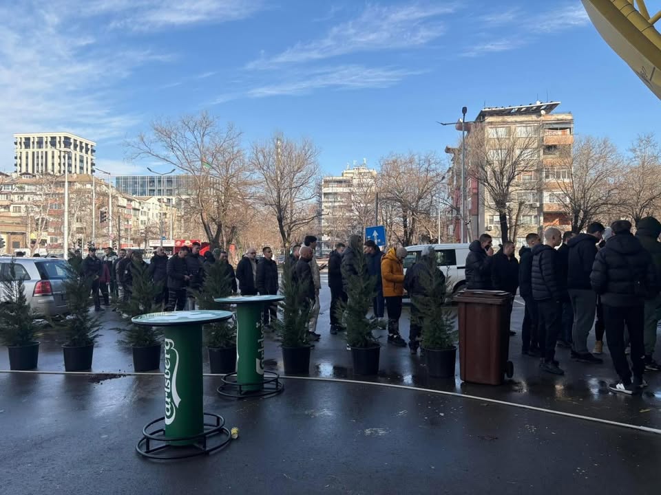 Феновете на Ботев Пловдив се редят на опашки за билети за предстоящите мачове с Берое и Локомотив