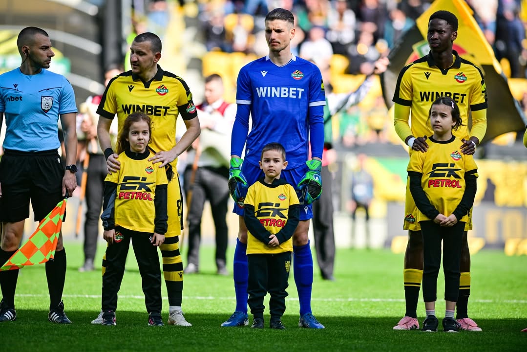 Малчуганите от кампанията „Ръка за ръка с Ботев“ придружиха футболистите на терена